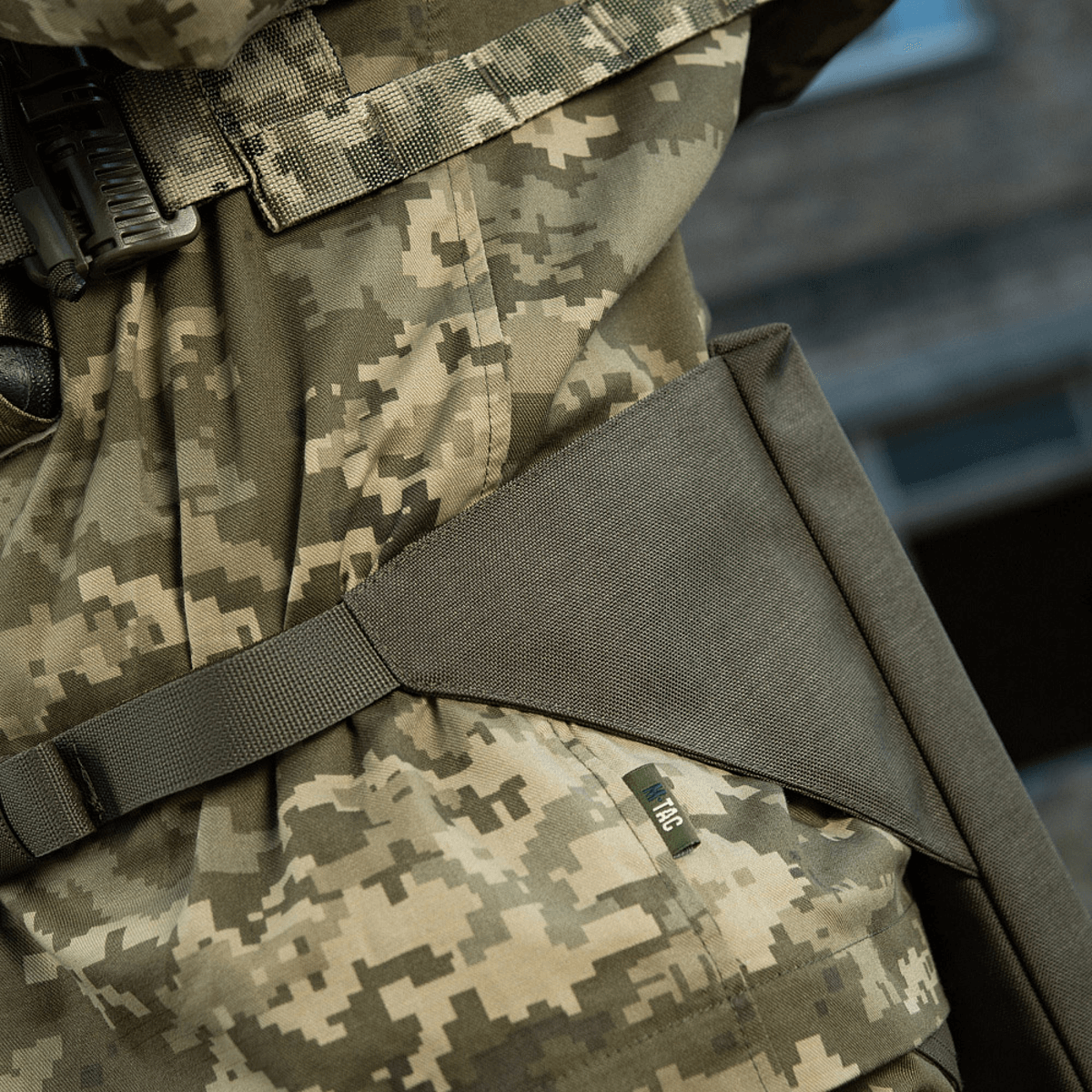 M-Tac Siddeunderlag med bælte i camouflage-design, ideel til udendørsaktiviteter og komfortabel siddeoplevelse.