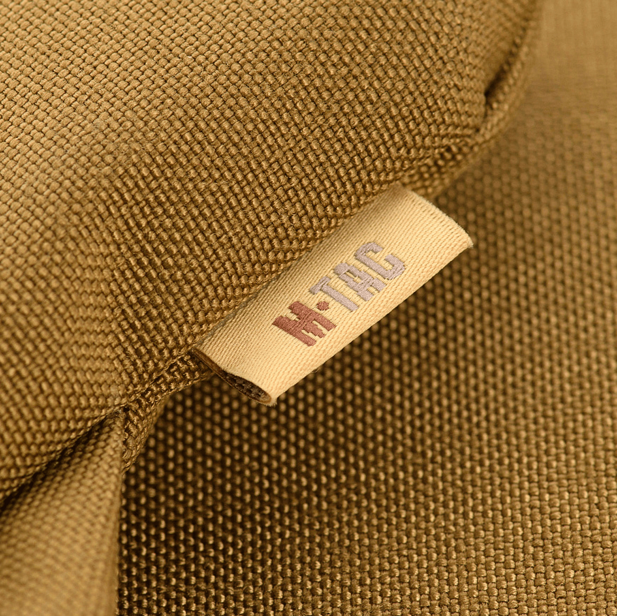 M-Tac Siddeunderlag med bælte i brun farve med synligt mærkelogo på stoffet.