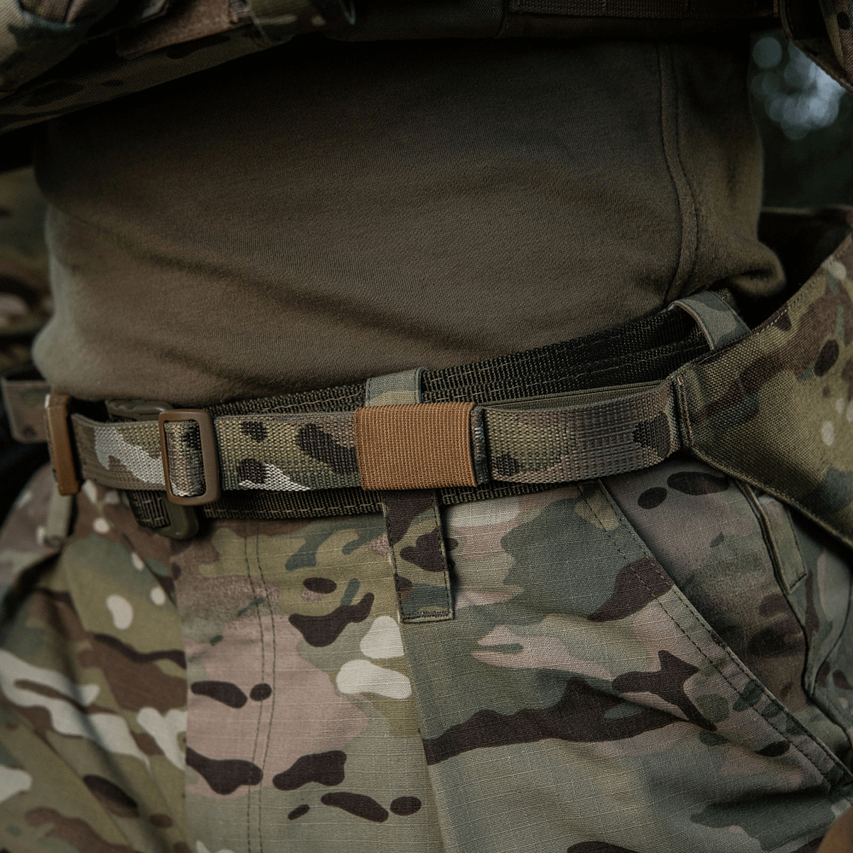 M-Tac Siddeunderlag med Bælte – Multicam camouflage til friluftsbrug og beskyttelse mod kulde og fugt, ideel til soldater og jægere.