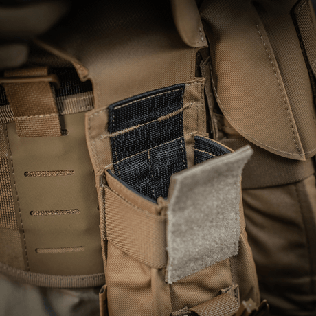 M-Tac Dobbelt Magasin Taske med Fastex Lukning til AR/AK magasiner, lavet af slidstærkt Cordura 500D, ideel til militærbrug.