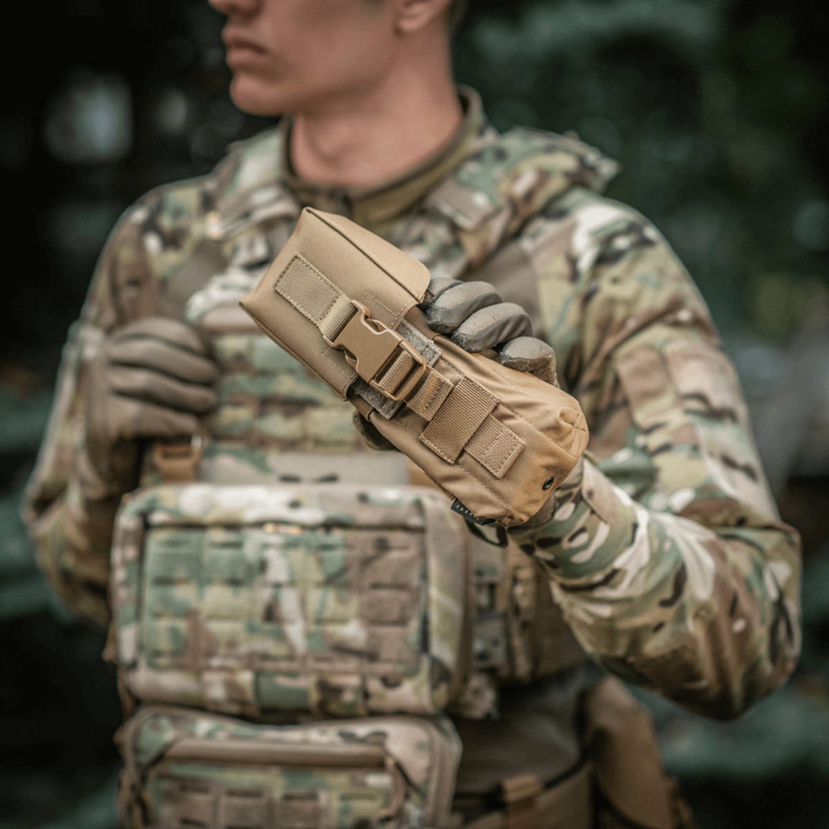 M-Tac Dobbelt Magasin Taske med Fastex Lukning i brug af taktisk udstyr. Perfekt til AR- og AK-magasiner med hurtig adgang.