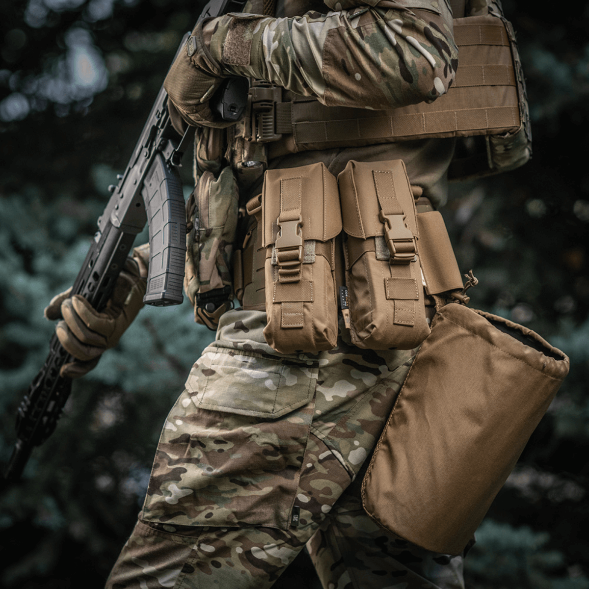 M-Tac Dobbelt Magasin Taske med Fastex Lukning påsoldat med camouflageoutfit, ideel til hurtig adgang og sikker transport