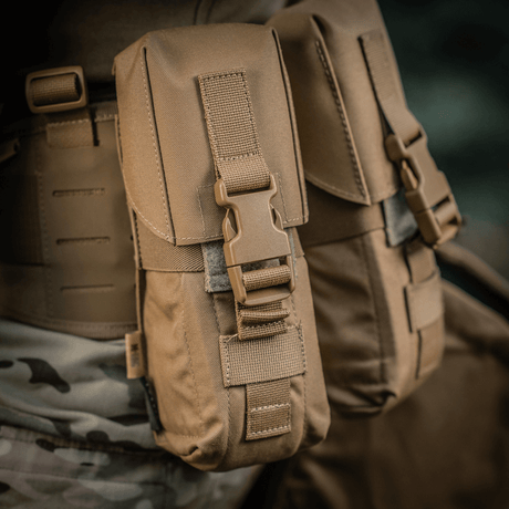 M-Tac Dobbelt Magasin Taske med Fastex Lukning i slidstærkt Cordura 500D til AR og AK magasiner, ideel til sikkerhed og outdoor.