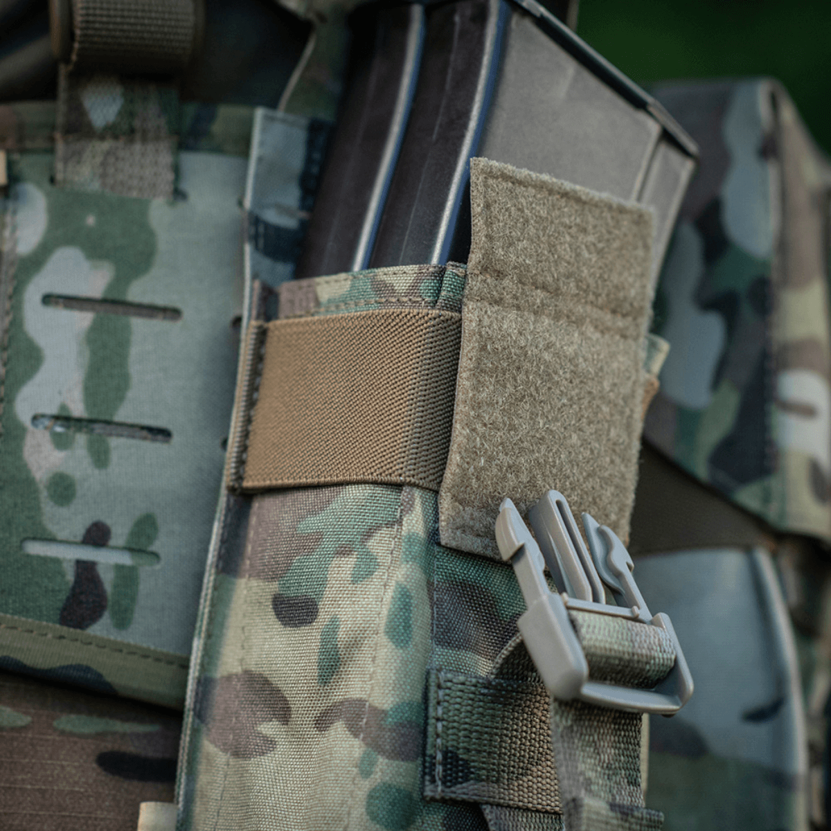 M-Tac Dobbelt Magasin Taske med Fastex Lukning i camouflagemønster, ideel til AR- og AK-seriens magasiner, militær og outdoor-aktiviteter.