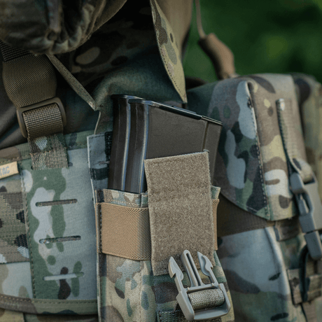 M-Tac Dobbelt Magasin Taske med Fastex Lukning til AR- og AK-magasin i camouflage, robust Cordura 500D, ideel til militærbrug.