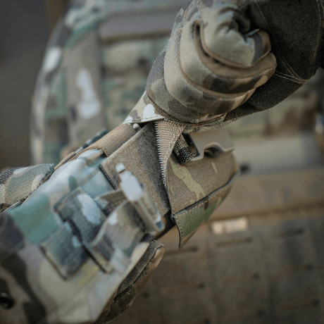 Detalje af M-Tac Dobbelt Magasin Taske med Fastex Lukning i brug, camouflage mønster.