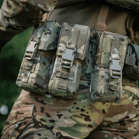 M-Tac Dobbelt Magasin Taske med Fastex Lukning i Cordura 500D i brug udendørs