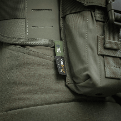 M-Tac Dobbelt Magasin Taske med Fastex Lukning i slidstærkt Cordura 500D materiale, ideel til militær- og outdoor-aktiviteter.