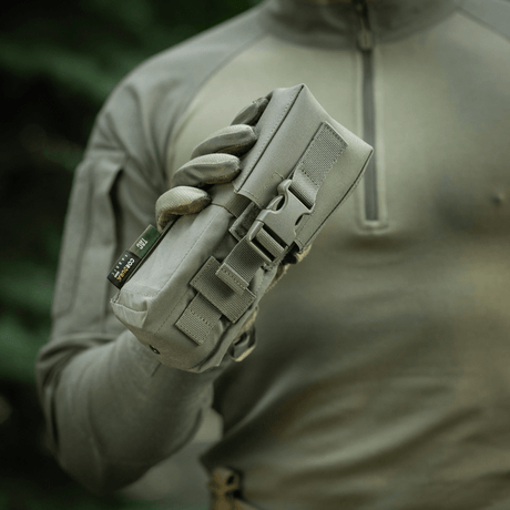 Soldat holder M-Tac Dobbelt Magasin Taske med Fastex Lukning i holdbart Cordura 500D-materiale.