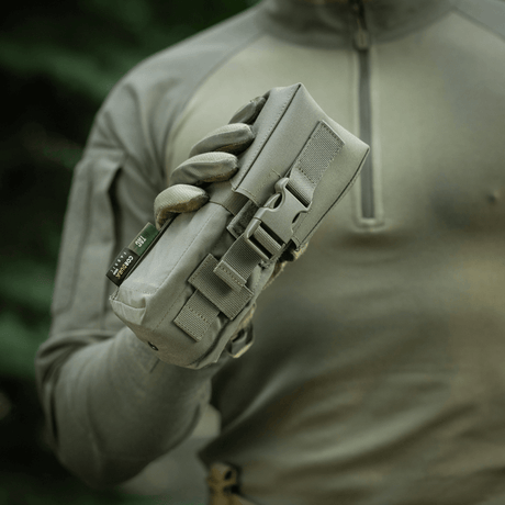 M-Tac Dobbelt Magasin Taske med Fastex Lukning i holdbart Cordura 500D, ideel til militær brug, vises i hånd.