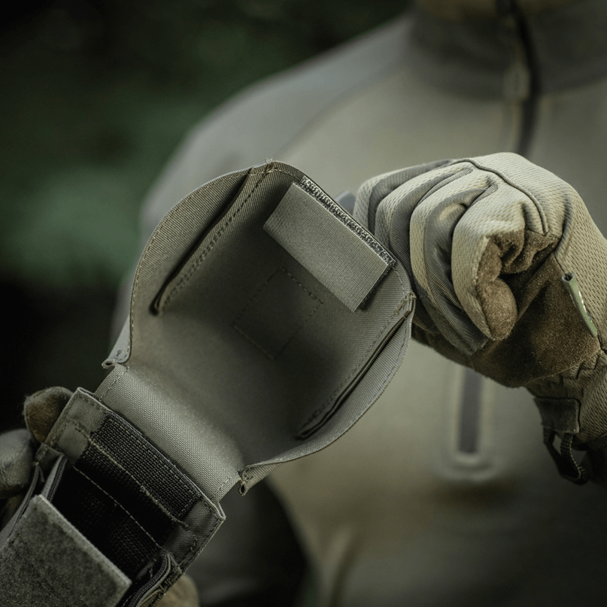 Close-up af M-Tac Dobbelt Magasin Taske med Fastex Lukning, der viser robust Cordura 500D materiale og funktionalitet til AR- og AK-magasin