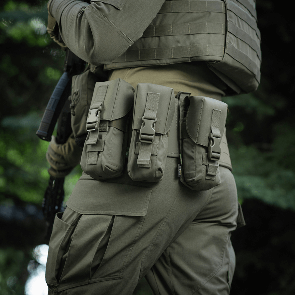 M-Tac Dobbelt Magasin Taske med Fastex Lukning på militæruniform i skovmiljø