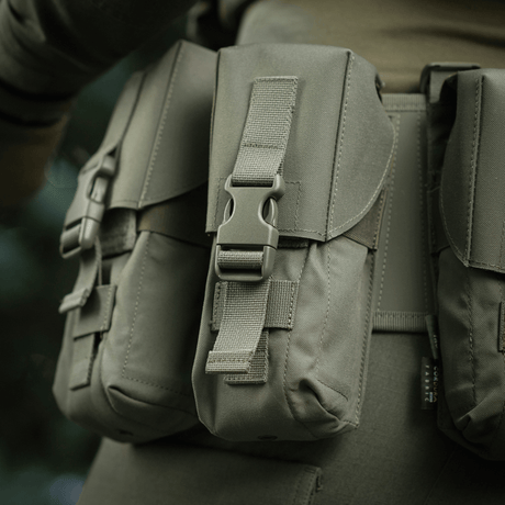 M-Tac Dobbelt Magasin Taske med Fastex Lukning i slidstærkt Cordura 500D til AR- og AK-magasin transport, ideel til militær brug.
