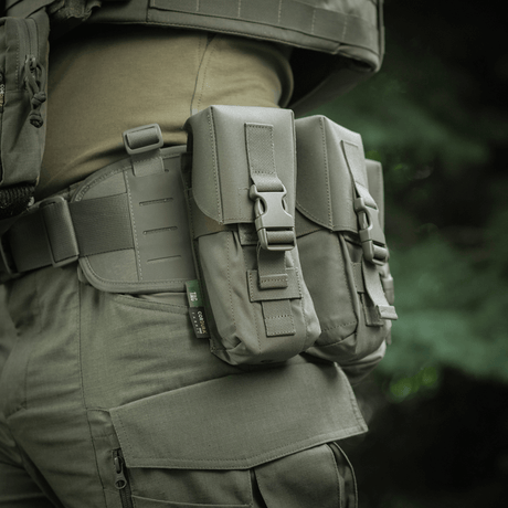 M-Tac Dobbelt Magasin Taske med Fastex Lukning til AR- og AK-magasiner, lavet af slidstærkt Cordura 500D, ideel til militær brug.