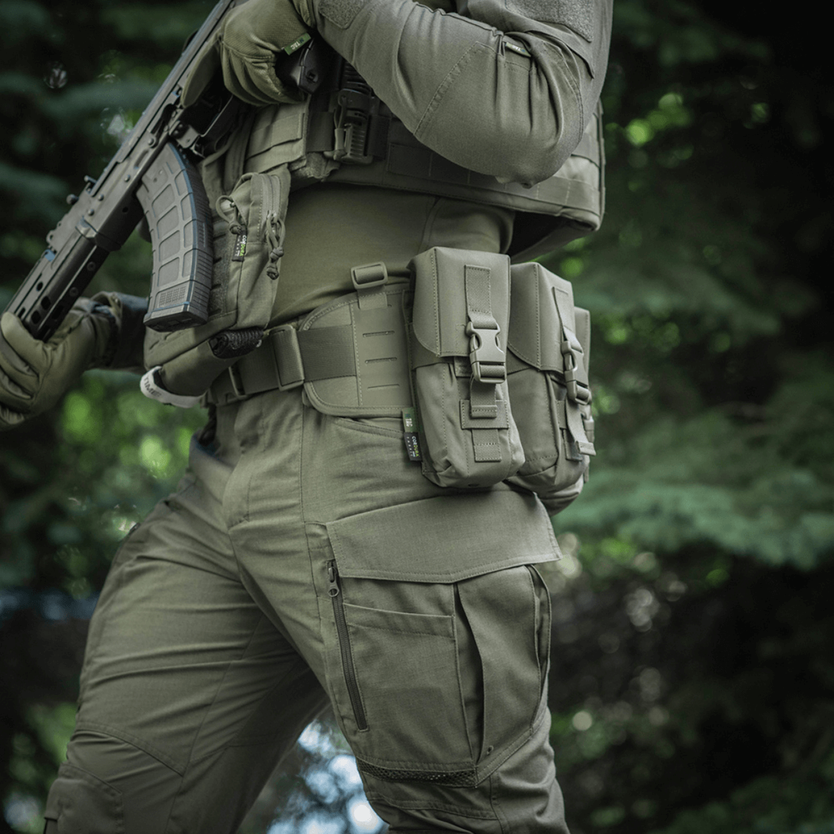 M-Tac Dobbelt Magasin Taske med Fastex Lukning i brug, robust taske til AR- og AK-magasin, ideel til militær og outdoor aktiviteter.