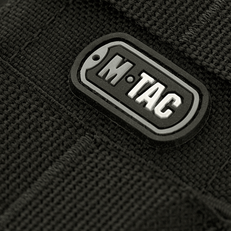 Nærbillede af M-Tac Åben Dobbelt Magasintaske til AK med gummibelagt logo. Ideel til sikker opbevaring af AK-magasinere under ekstreme forhold.