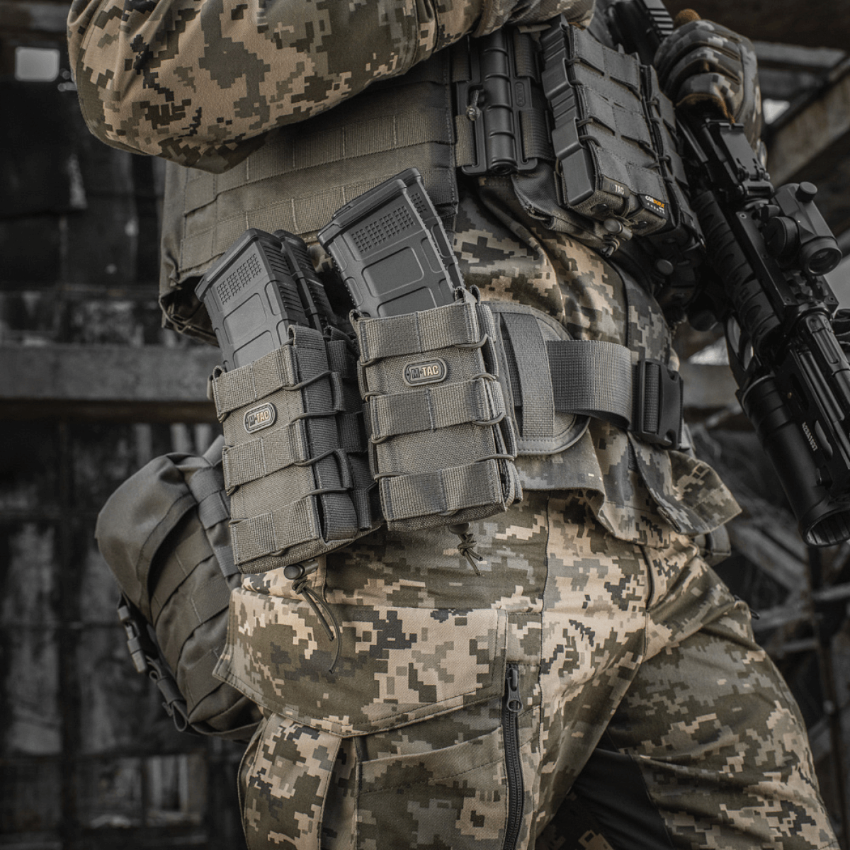 M-Tac Åben Dobbelt Magasintaske til AK fastgjort på camouflageuniform, designet til sikker opbevaring af AK-magasinere under ekstreme forhold.