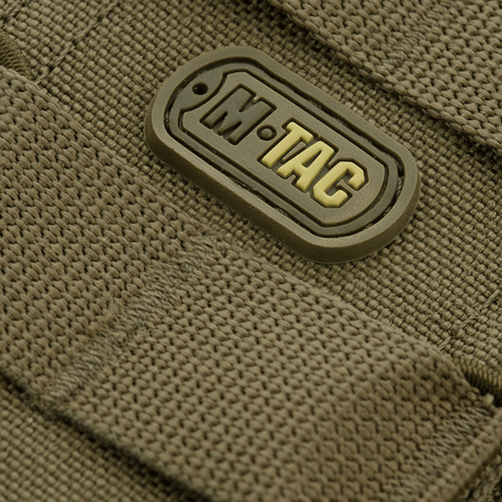 Detalje af M-Tac Åben Dobbelt Magasintaske til AK med holdbart materiale og logo.