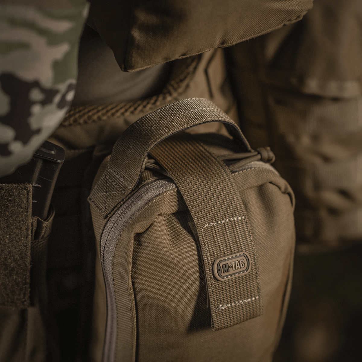 M-Tac Medical Pouch Rip Off monteret på MOLLE paneler for nem adgang til førstehjælpsudstyr