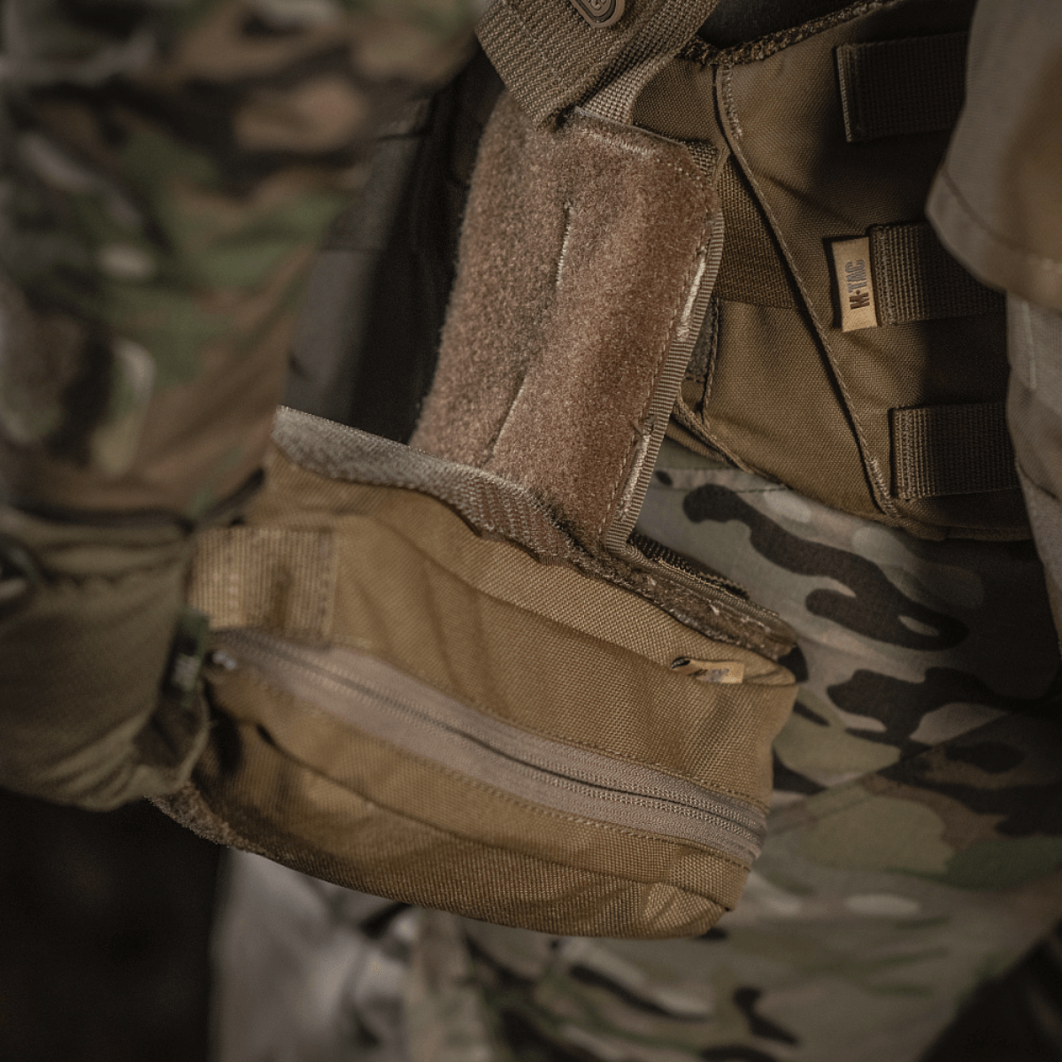 M-Tac Medical Pouch Rip Off monteret på MOLLE-paneler til hurtig adgang til førstehjælpsudstyr, vist med lynlåsdetalje.