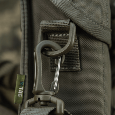 Detaljeret billede af M-Tac Taske til Natkikkert PVS-14 med fastgørelseskrog, der fremhæver holdbarhed og design.