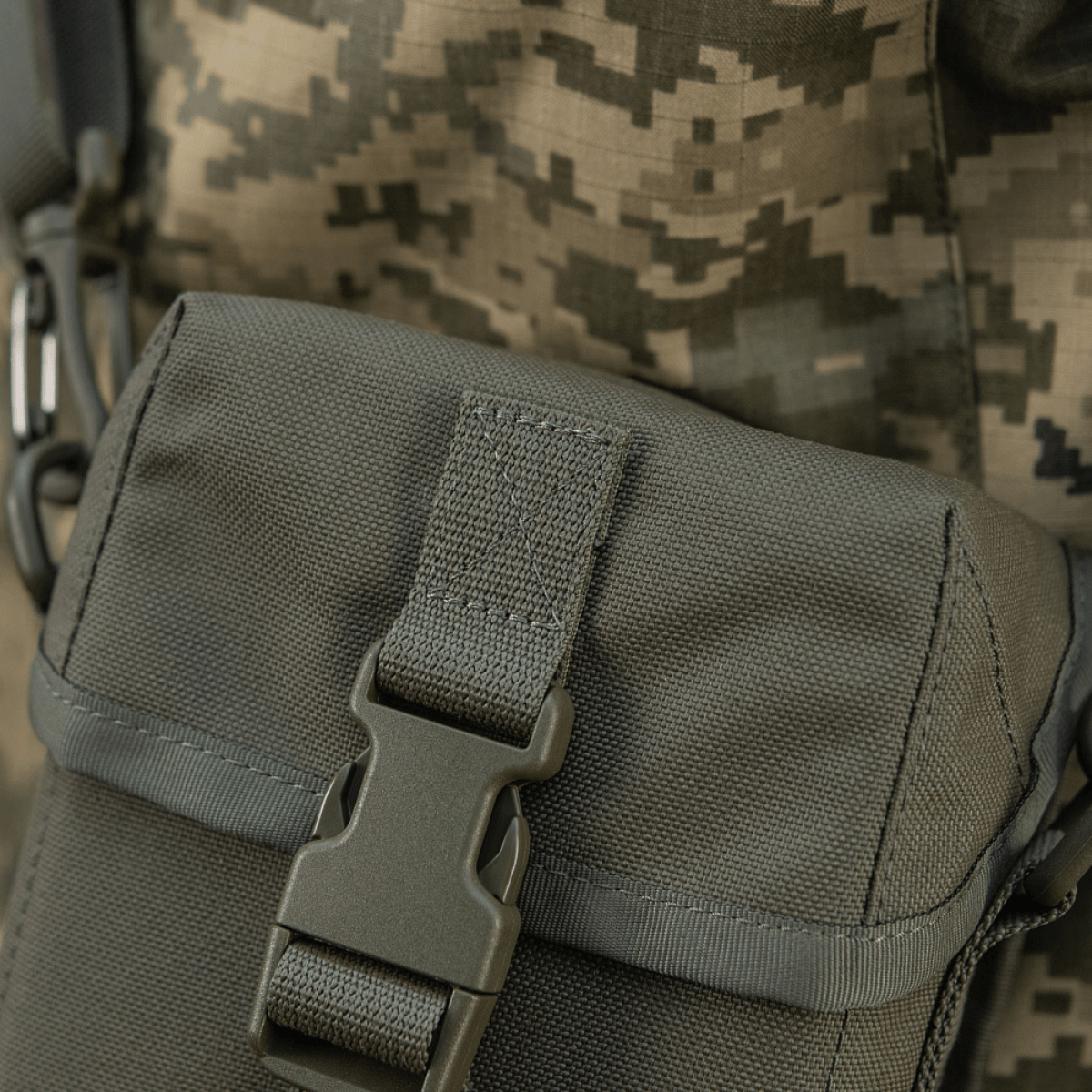 M-Tac Taske til Natkikkert PVS-14 i camouflage-design med fastex-lukning, ideel til sikker opbevaring og transport af natkikkerter.