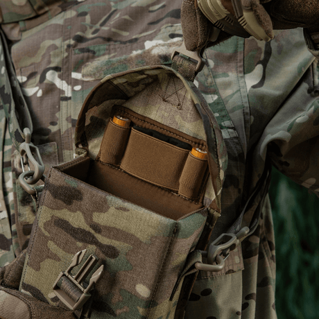 M-Tac Taske til Natkikkert PVS-14 i camouflage med åben top og elastiske stropper, designet til sikker opbevaring af natkikkerter.