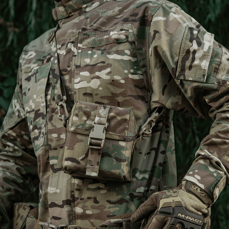 M-Tac Taske til Natkikkert PVS-14 bæres af person i camouflagetøj, viser taskens fastex-lukning og opbevaringsmuligheder.
