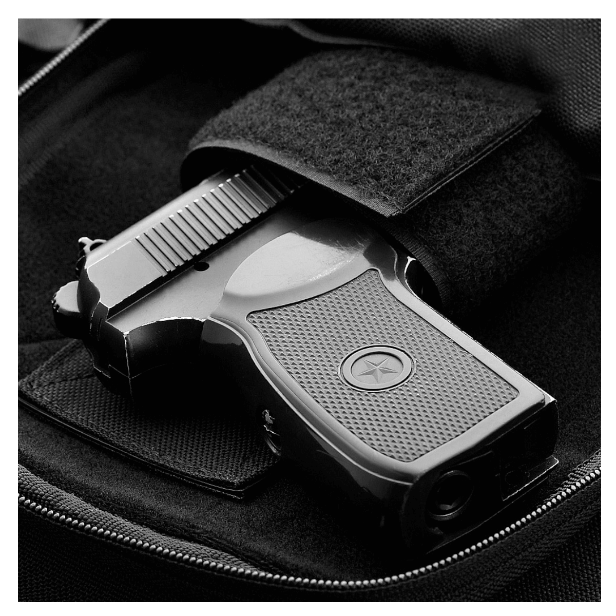 Sort M-Tac Carry Sling Taske Elite Gen.IV med universelt velcro-hylster til pistoler, designet til skjult bæring og hurtig adgang.