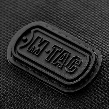 M-Tac Carry Sling Taske Elite Gen.IV med robust tekstil og detaljeret logo i sort gummi, galleri position 1.