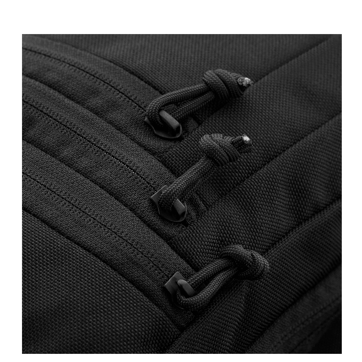 Detaljer af lynlåse og stof på M-Tac Carry Sling Taske Elite Gen.IV i sort med fokus på sikkerhed og funktionalitet.