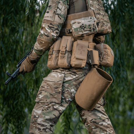 Taktisk udstyr bæres af soldat med M-Tac War Belt ARMOR, designet til individuelle kampprogrammer med MOLLE-webbing og Cordura 500D.