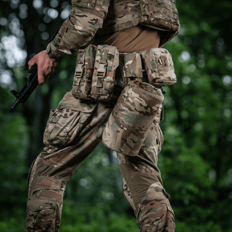 Taktisk operativ med M-Tac War Belt ARMOR, udstyret med MOLLE-system og Cordura 500D for maksimal ydeevne og tilpasning.