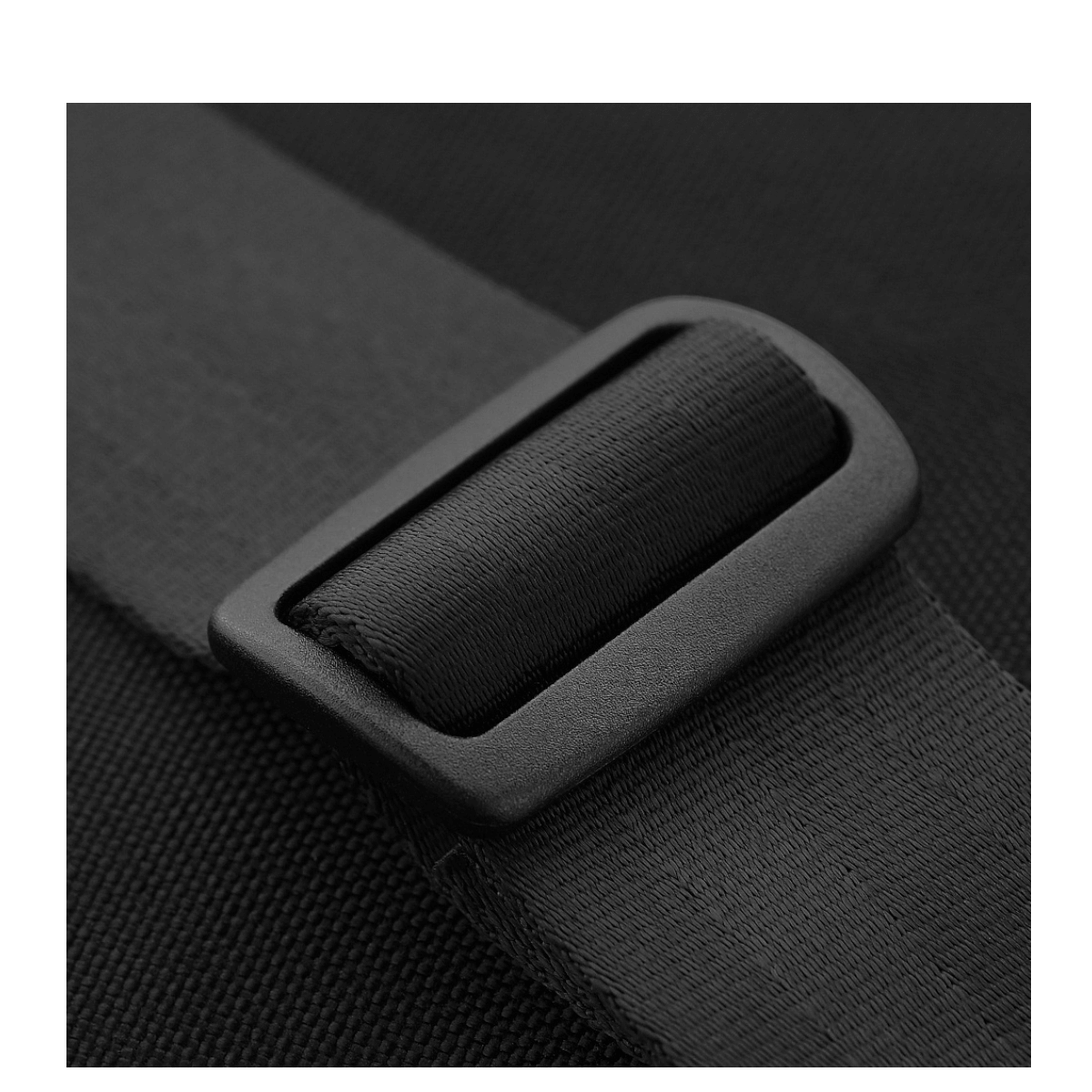 Justerbar rem på M-Tac Carry Sling Taske Elite Gen.IV med Velcro til komfortabelt og sikkert våbenbæring. Skuldertaske detaljevisning.