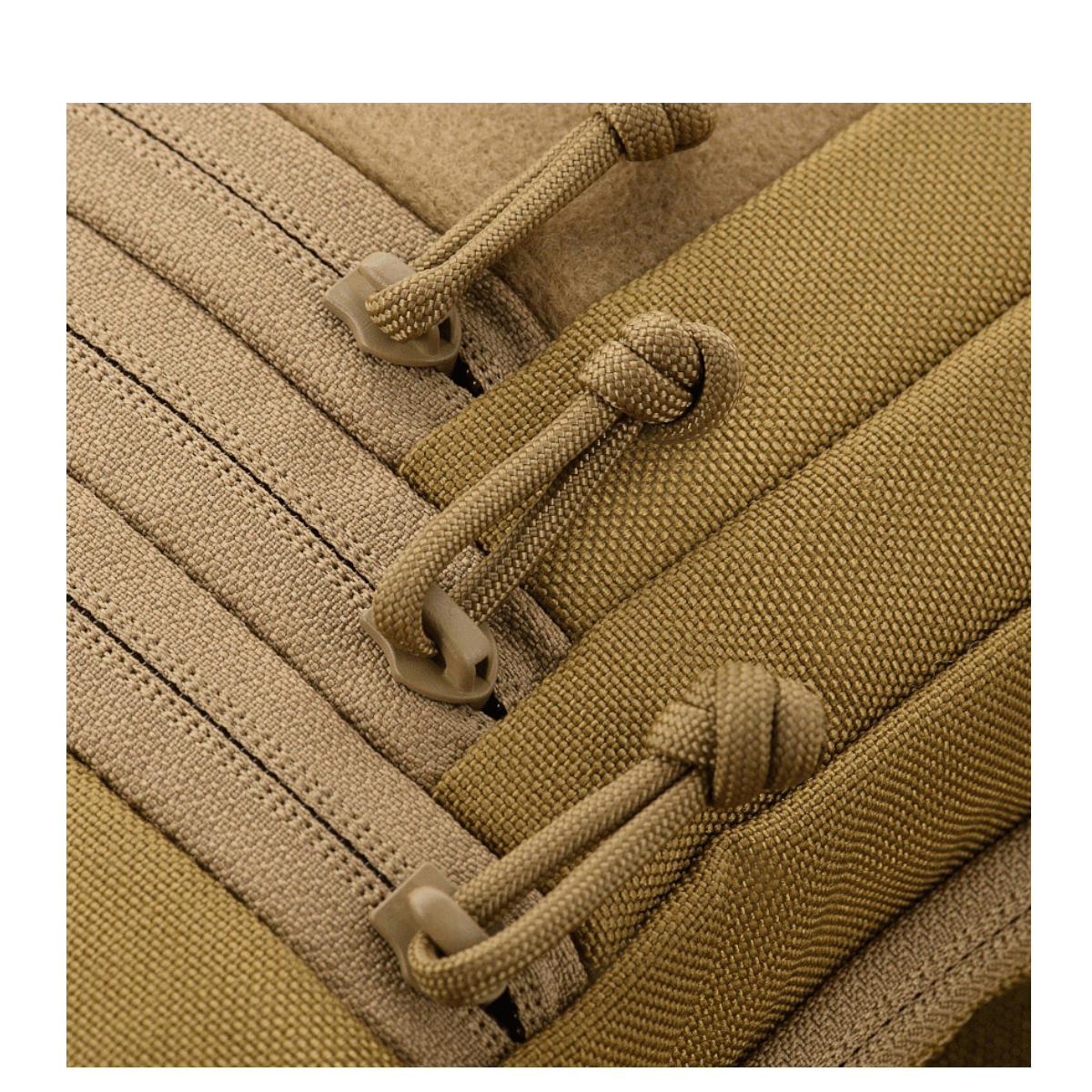 M-Tac Carry Sling Taske Elite Gen.IV med Velcro i detalje, viser den justerbare rem og taktikdesign for diskret våbenbæring.