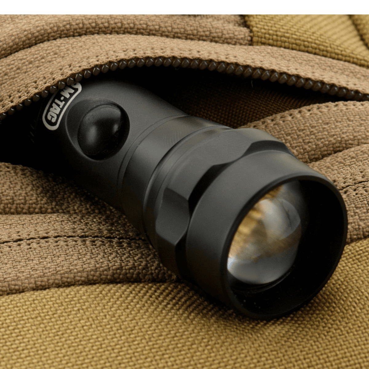 Lygte inde i M-Tac Carry Sling Taske Elite Gen.IV med Velcro, klar til hurtig adgang.