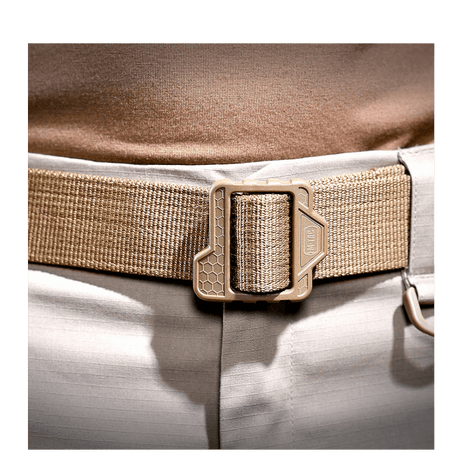 M-Tac Double Duty Taktisk Bælte Hex i kakhifarvet nylon med slidstærk vævning og robust spænde, galleri position 1.