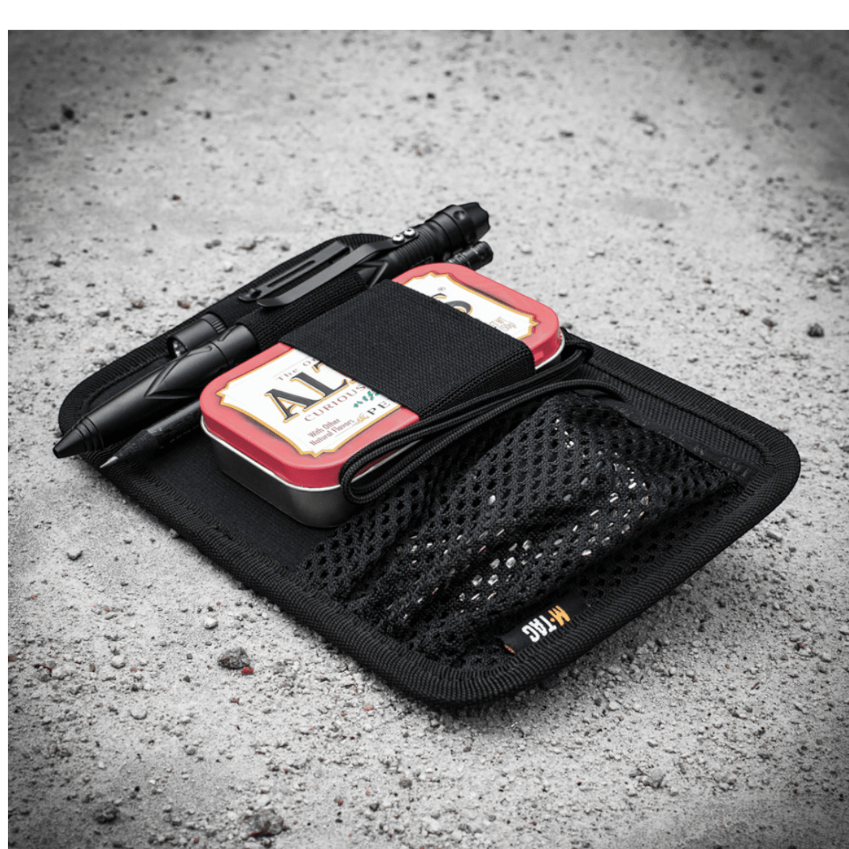 M-Tac Hook & Loop Low Profile Admin Panel med elastiske fastgøringer til opbevaring af penne, multitool og gadgets på et Velcro-panel.