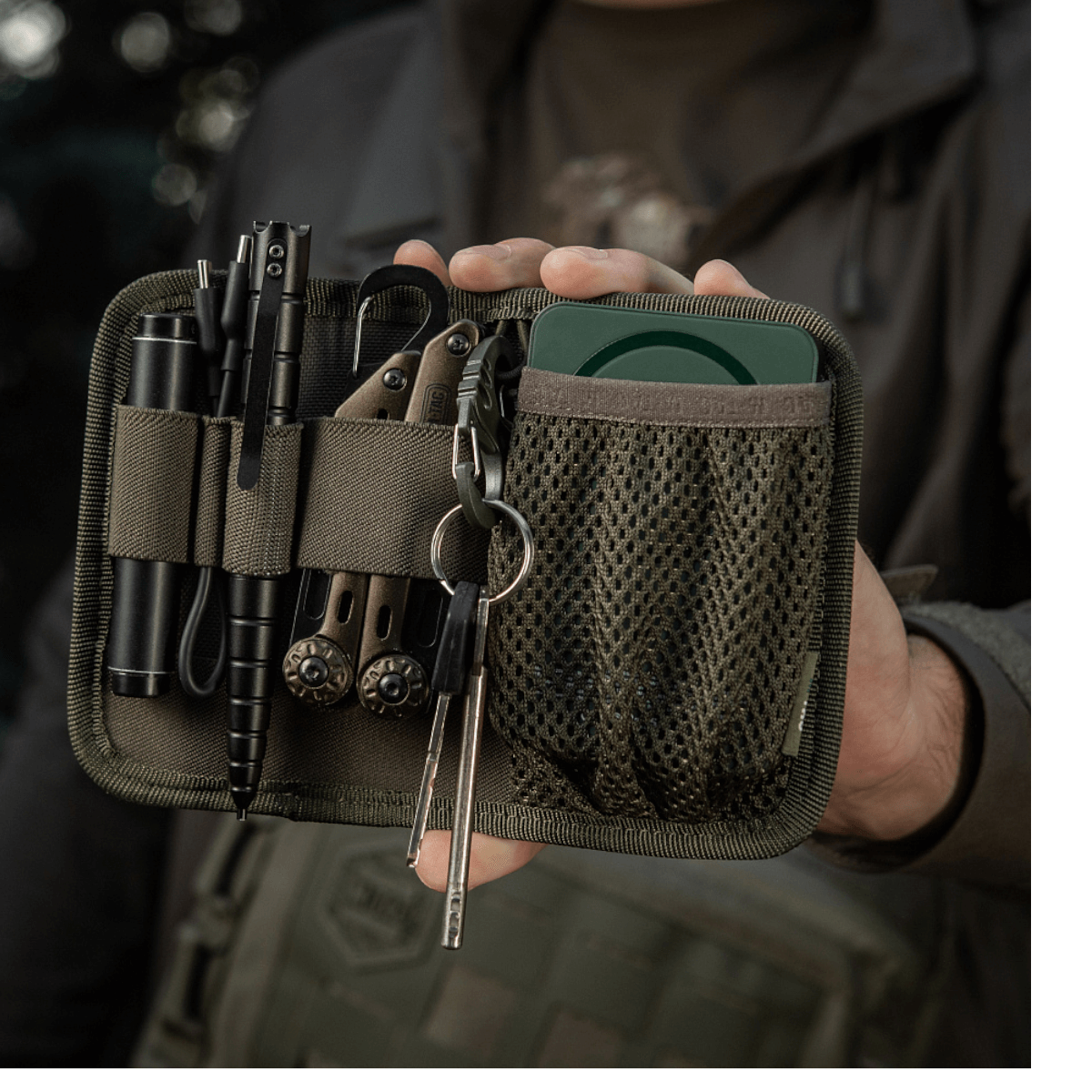 M-Tac Hook & Loop Low Profile Admin Panel med elastiske fastgøringer til gadgets som taktisk pen, kniv, og nøglering.