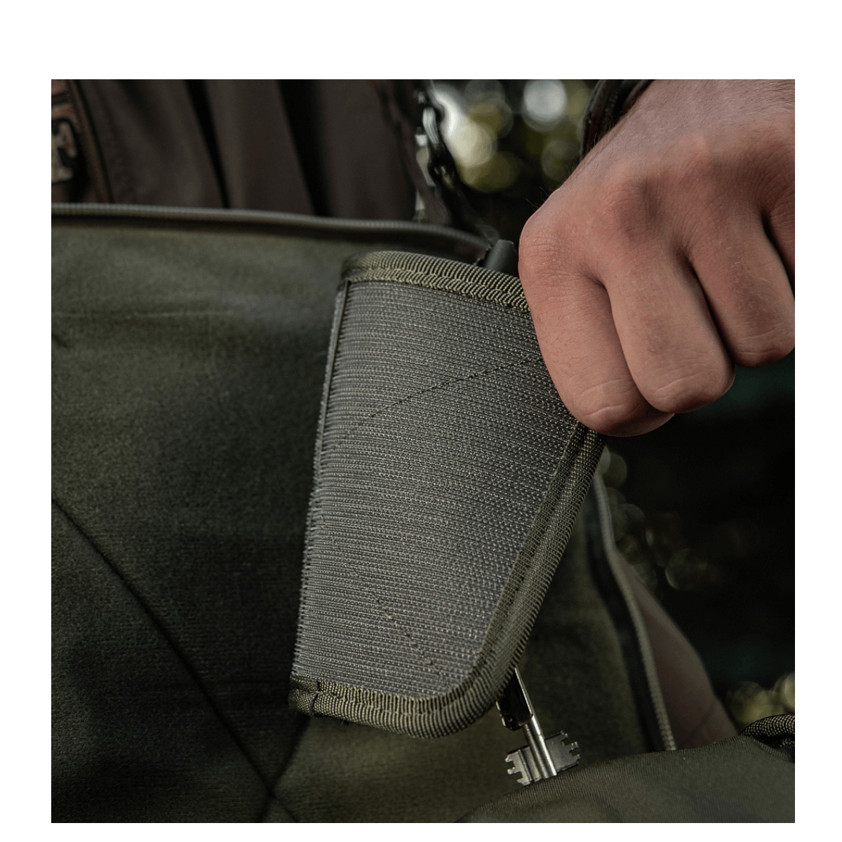 Nærbillede af M-Tac Hook & Loop Low Profile Admin Panel monteret i en taske, der forbedrer organisering og tilgængelighed.