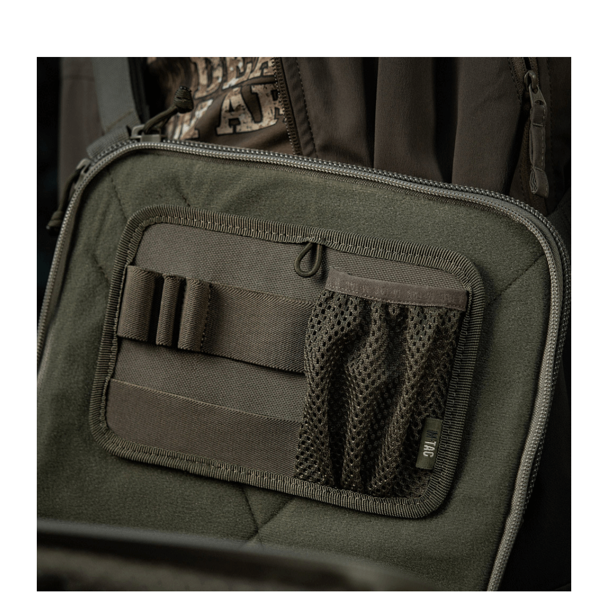 M-Tac Hook & Loop Low Profile Admin Panel fastgjort i taske med elastiske fastgøringer til gadgets, i olivegrøn farve.
