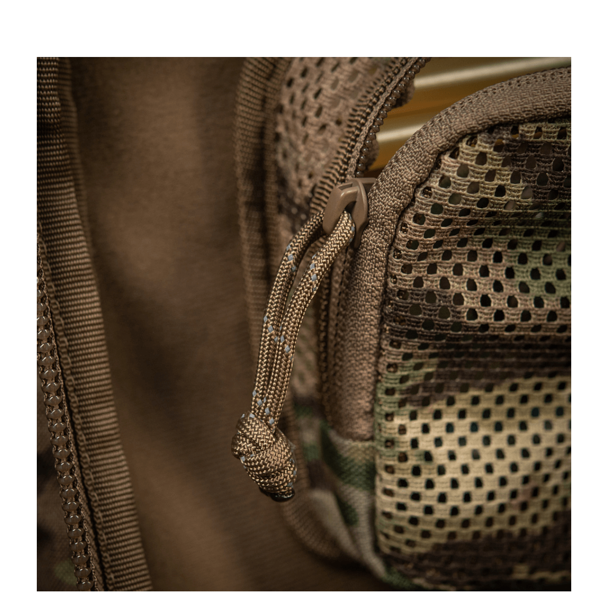 M-Tac Hook & Loop Utility Panel med lynlåslomme og meshdesign, ideel til tasker og rygsække, 19 x 13 cm, brun farve.