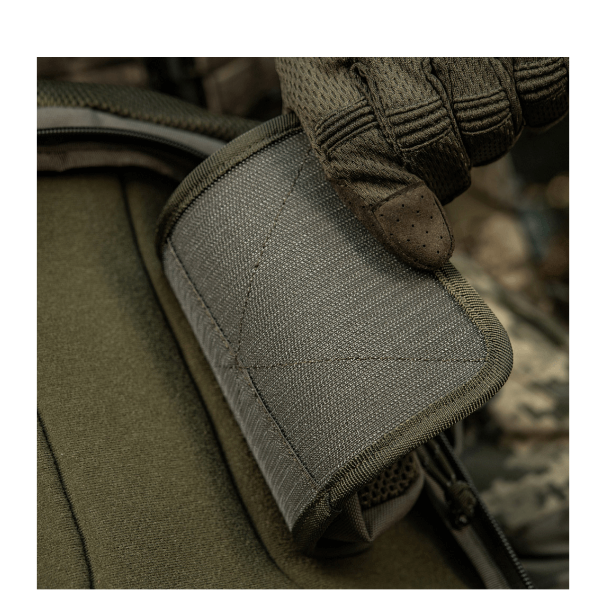 M-Tac Hook & Loop Utility Panel i brug til organisering i rygsæk, viser lynlåslommen og stift rektangel design, 19 x 13 cm.