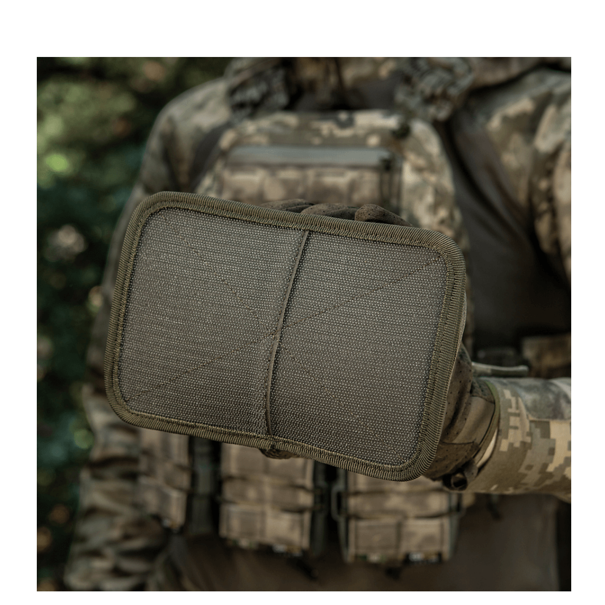 M-Tac Hook & Loop Utility Panel monteret på taktisk vest, ideelt til organisering i tasker og rygsække med modulært design.