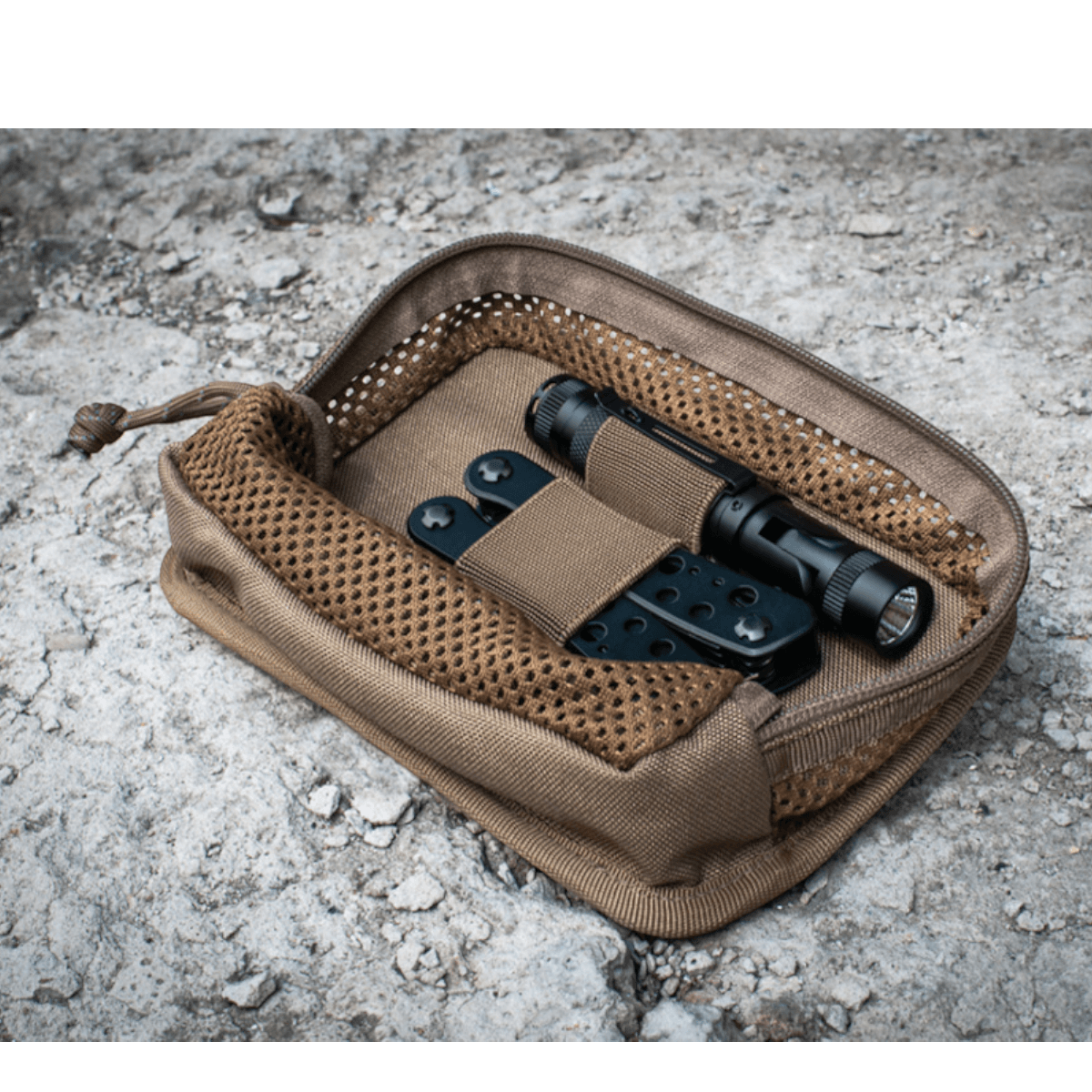 Alt Tag: M-Tac Hook & Loop Utility Panel med lynlåslomme til småting i taske eller rygsæk, måler 19 x 13 cm.