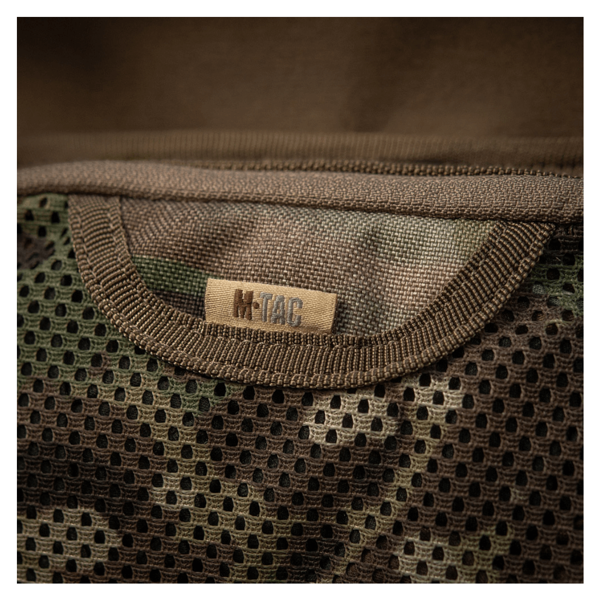 Nærbillede af M-Tac Hook & Loop Utility Panel med modulært mesh design til opbevaring i tasker, ideel til organisering af småting.