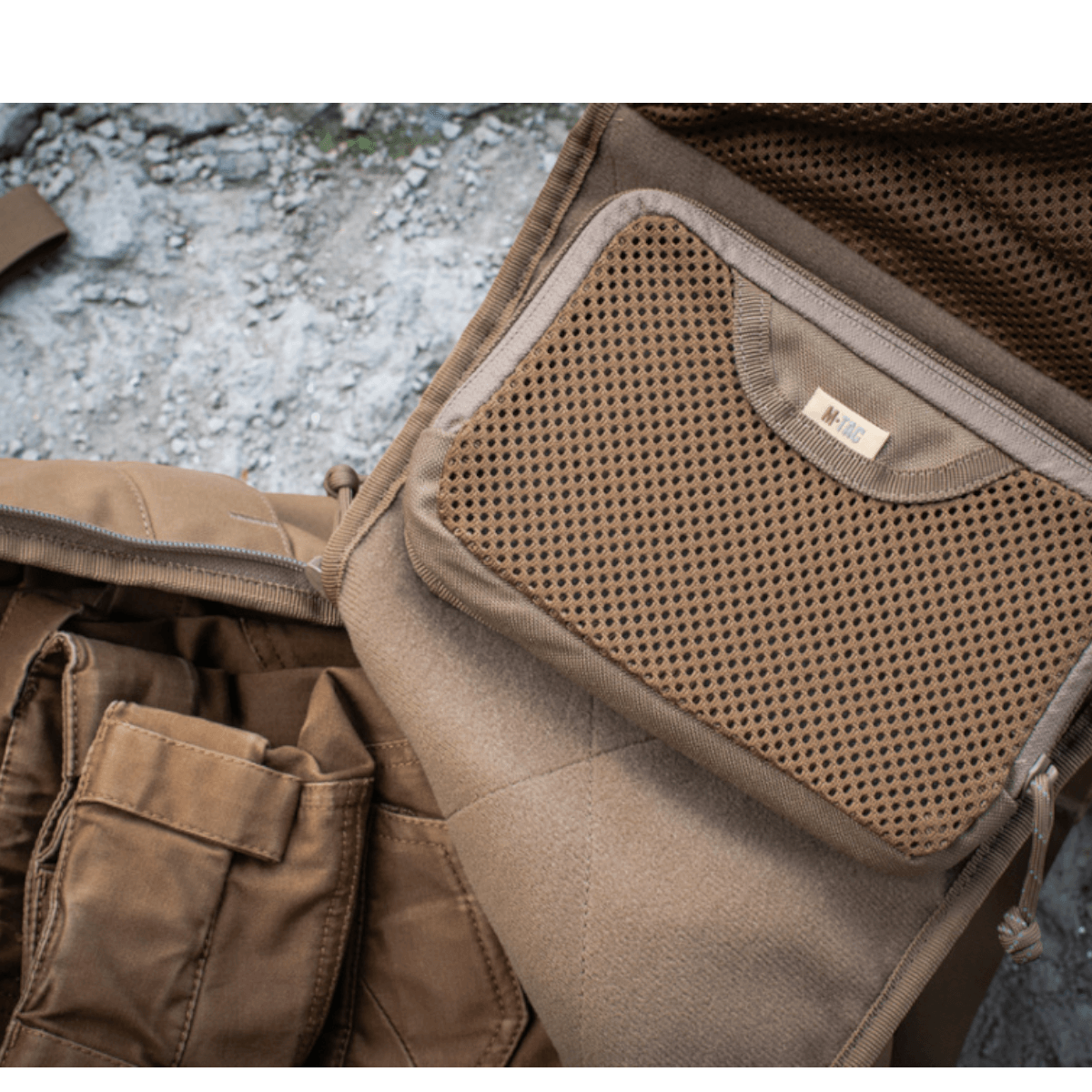 M-Tac Hook & Loop Utility Panel indeni en taske, modulært panel med lynlåslomme og hook-fastener i brug.