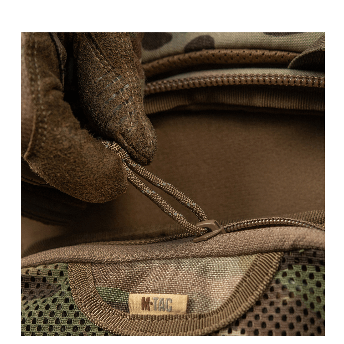 M-Tac Hook & Loop Utility Panel med lynlås og mesh design til tasker og rygsække, perfekt til organisering af små genstande.