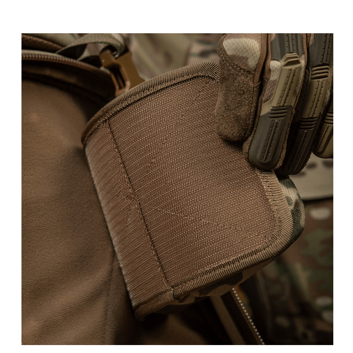 M-Tac Hook & Loop Utility Panel med lynlåslomme monteret i taske, designet til organisering. Panel måler 19 x 13 cm.
