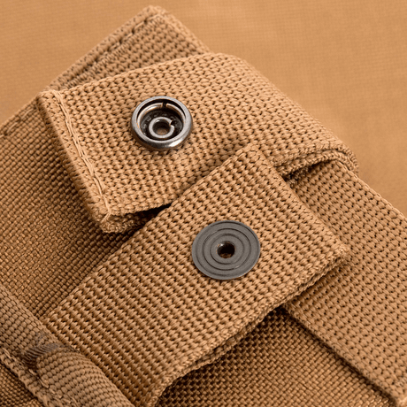 Nærbillede af M-Tac Mag Drop Pouch Elite med MOLLE-fastgørelser i brun farve.